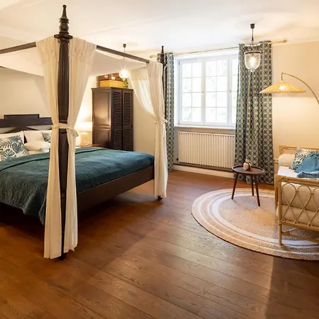 Schloss Hertefeld & Hertefeldhof 4*