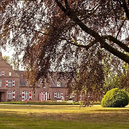 Schloss Hertefeld & Hertefeldhof 4*